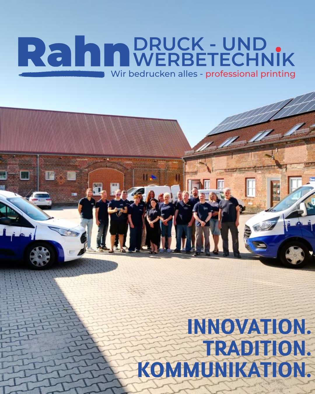 Das Team der Rahn Druck- und Werbetechnik vor dem Betriebshof, darüber das neue Logo und das Motto Innovation. Tradition. Kommunikation.