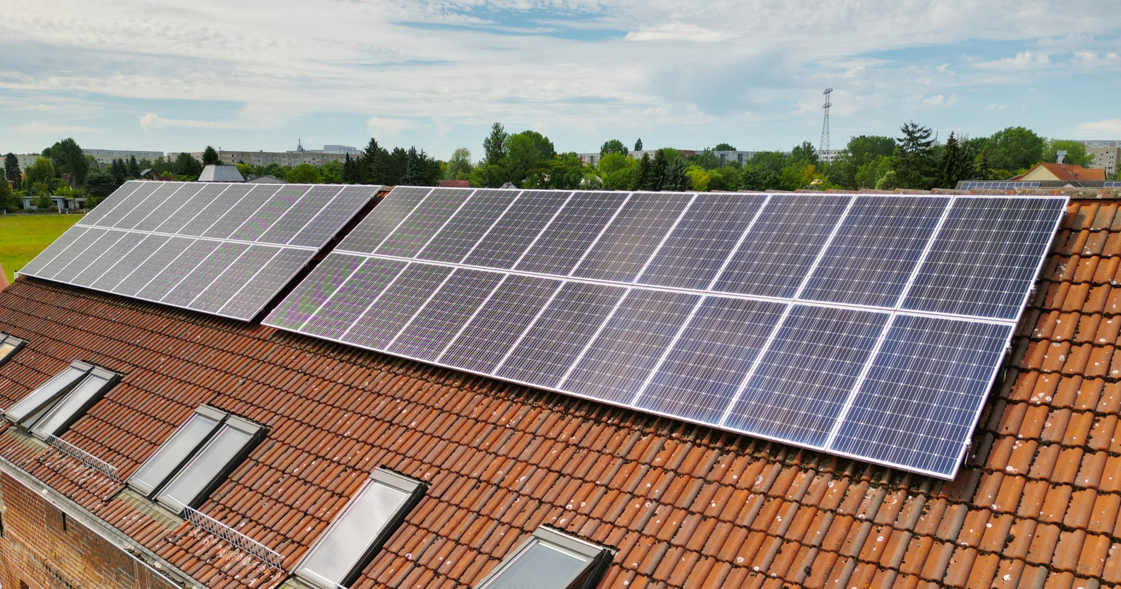 Photovoltaikanlage auf dem Dach des Betriebsgebäudes in Ahrensfelde