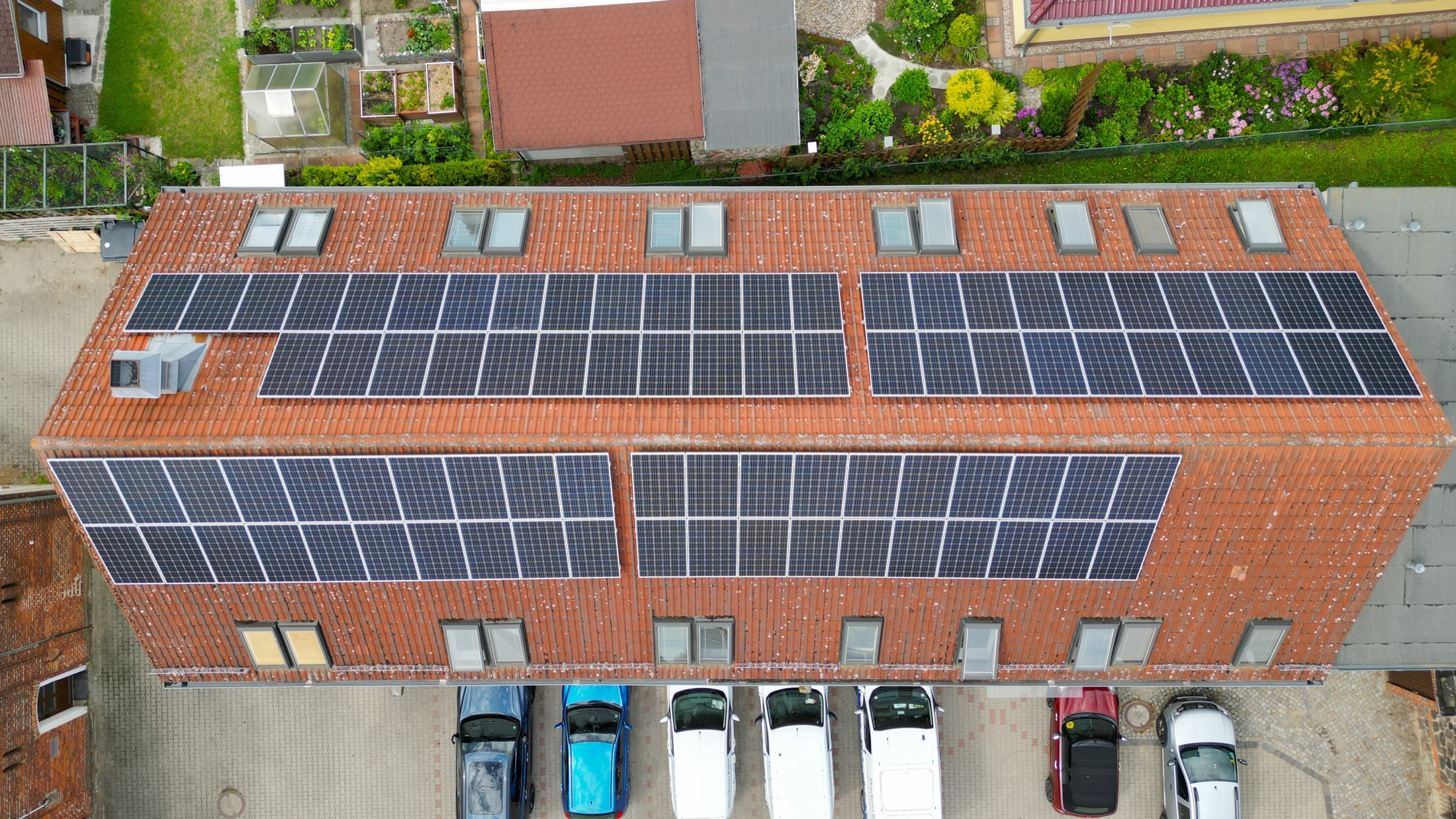 Luftbild der Photovoltaikanlage über der Produktionshalle