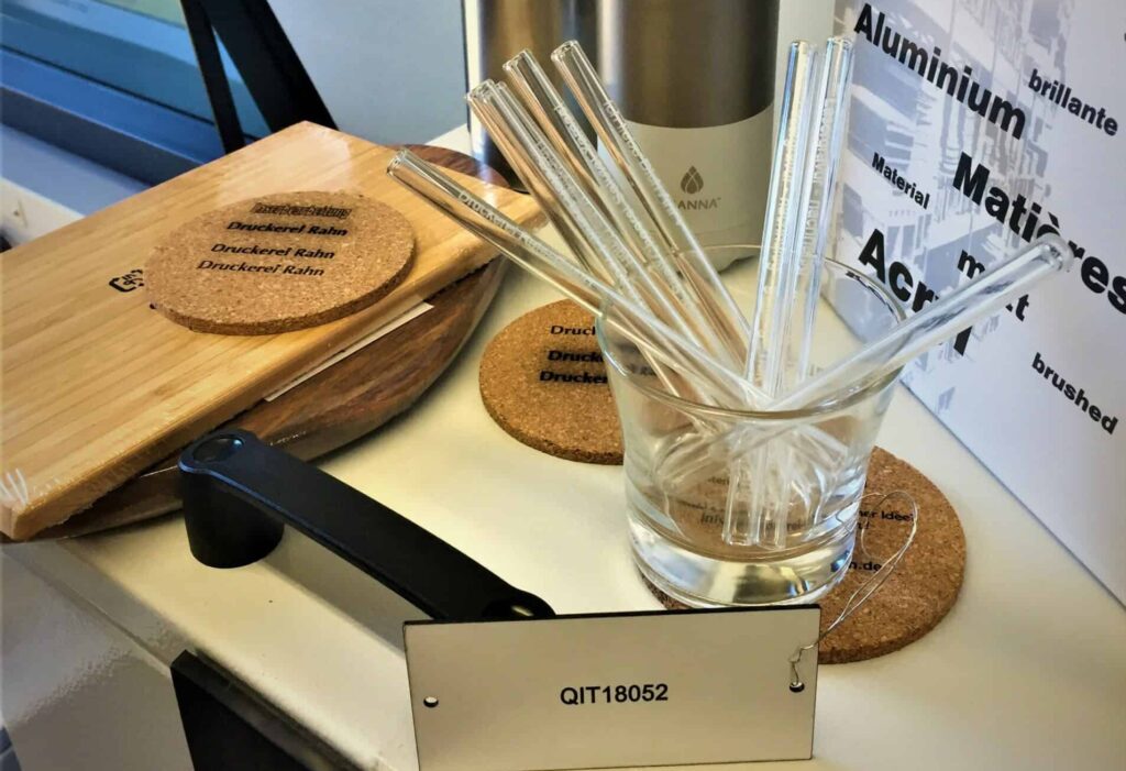 lasergravuren auf Typenschildern, Kork, Flaschen, Trinkhalmen, Gläsern, uvm.