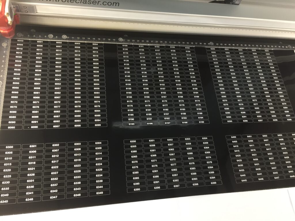 Permanent haltende Aufkleber mit fortlaufenden Serienummern